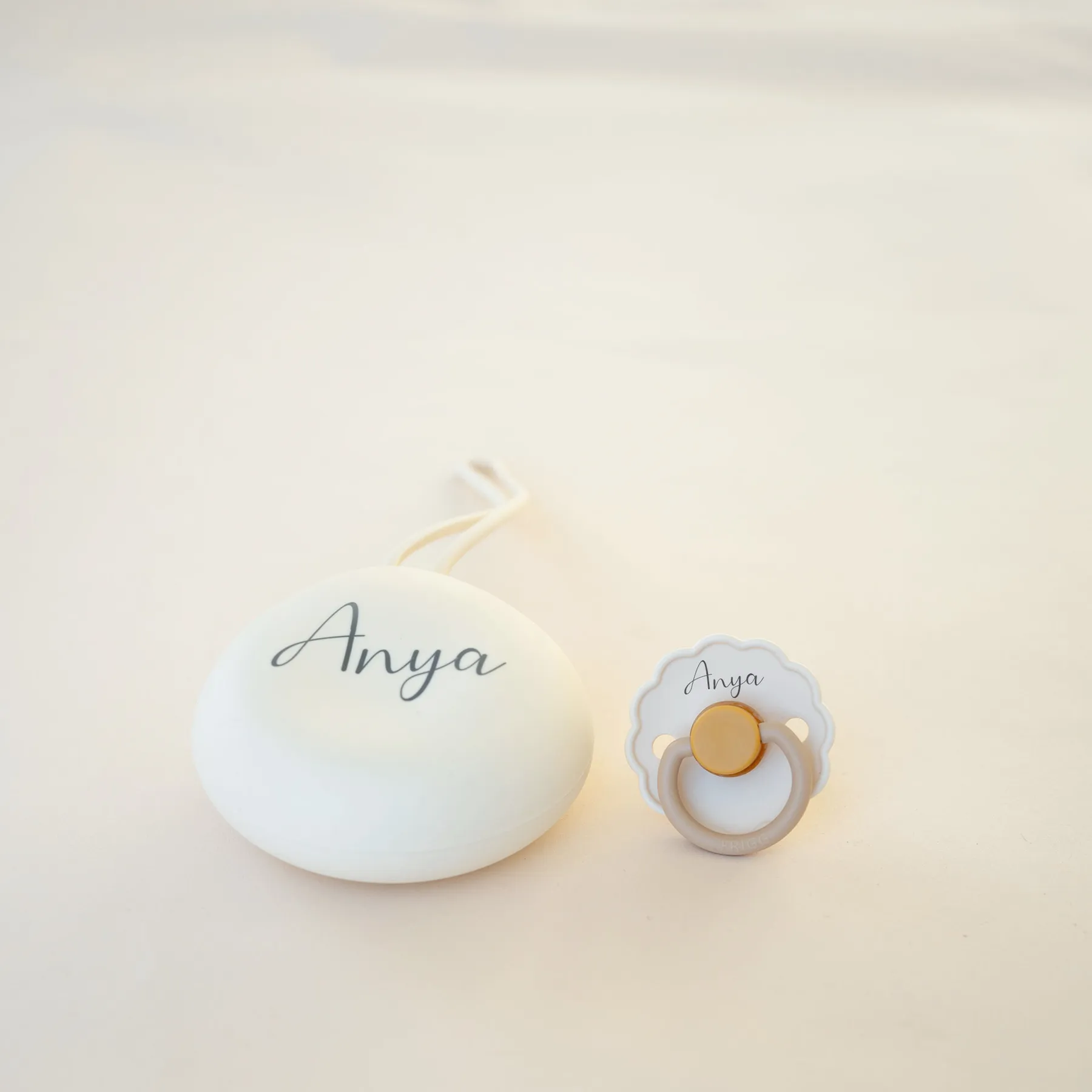 FRIGG Latex Pacifier & Matching JBØRN Holder Pod