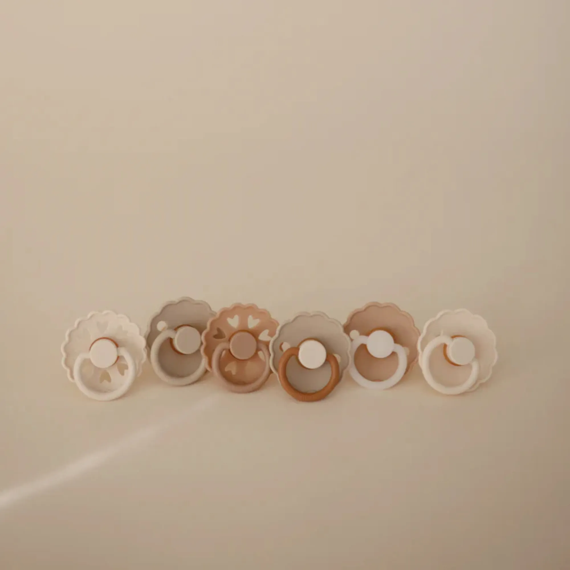 MUSHIE Frigg Natural Rubber Cinnamon Charm Pacifier (6-Pack)