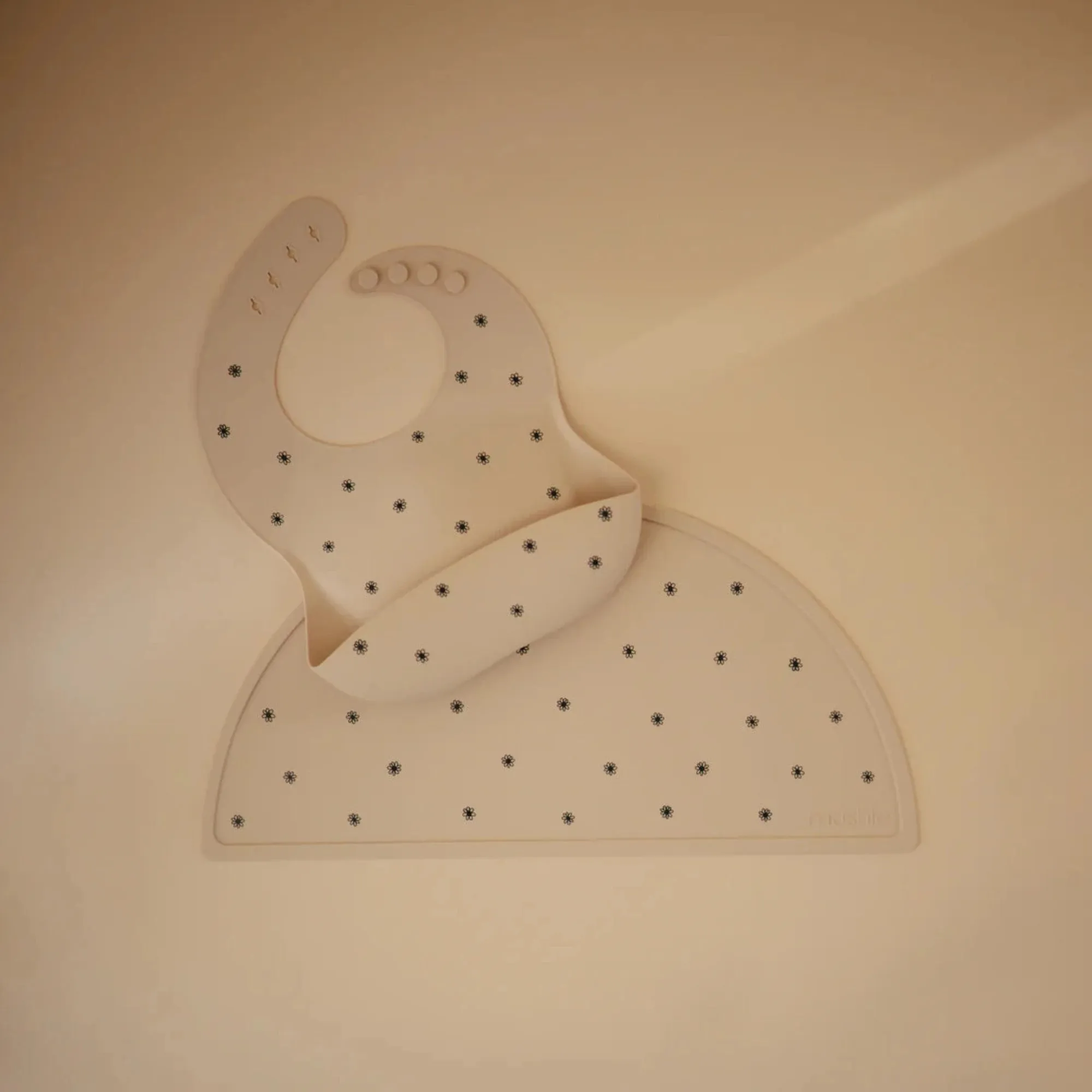 MUSHIE Silicone Baby Bib - Black Daisy