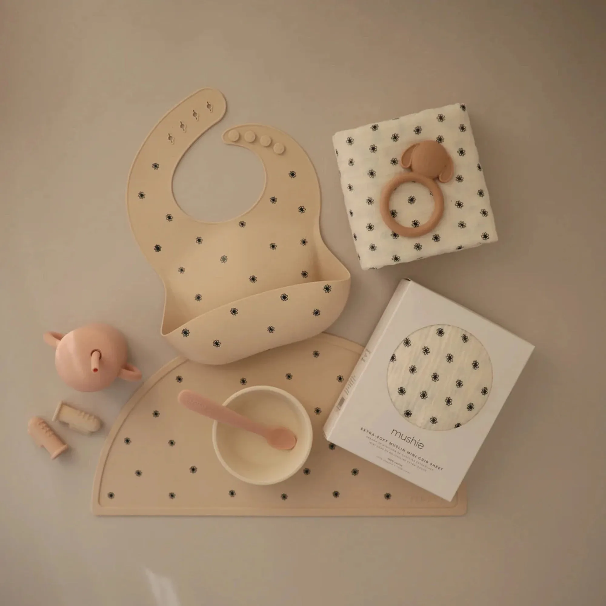 MUSHIE Silicone Baby Bib - Black Daisy