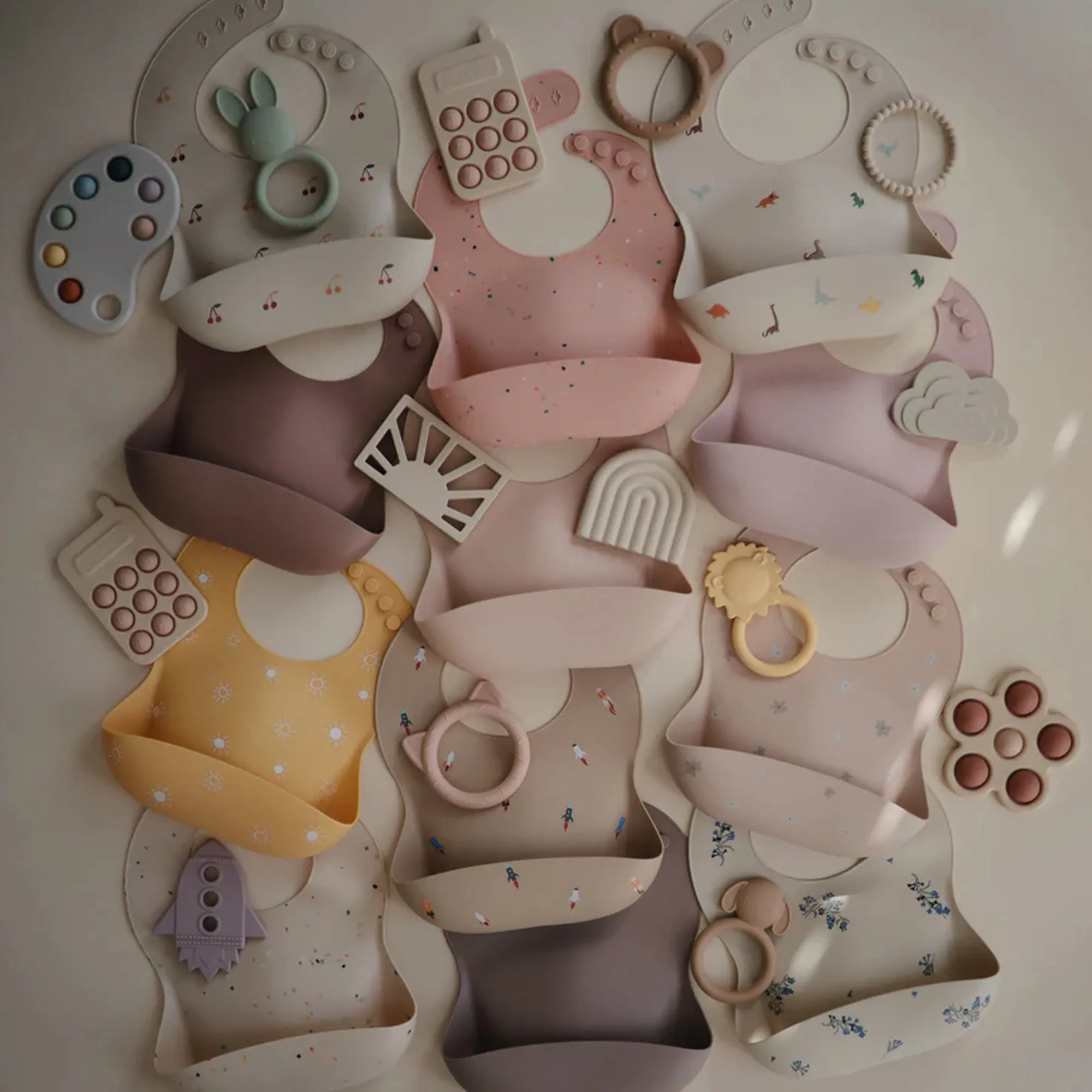 MUSHIE Silicone Baby Bib - Daisy